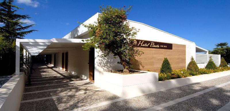 Hotel Pineta Wellness & Spa ルーヴォ・ディ・プーリア エクステリア 写真